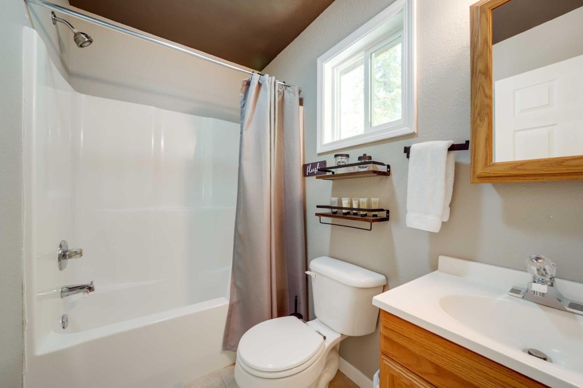 Cozy Whittier Cabin And Yard And Hot Tub, Pets Welcome Екстериор снимка