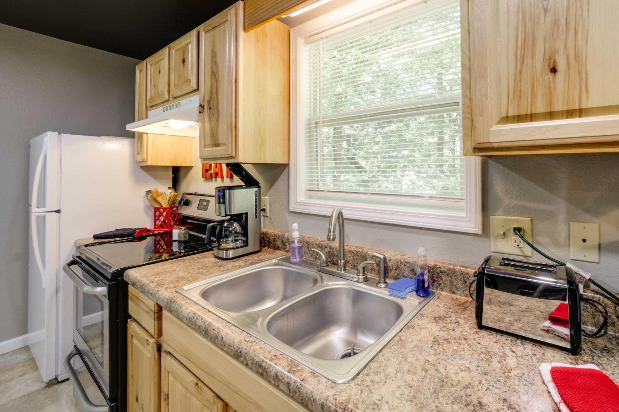 Cozy Whittier Cabin And Yard And Hot Tub, Pets Welcome Екстериор снимка